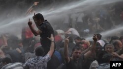 Poliţia armeană, folosind tunuri de apă împotriva manifestanţilor de la Erevan, 23 iunie 2015