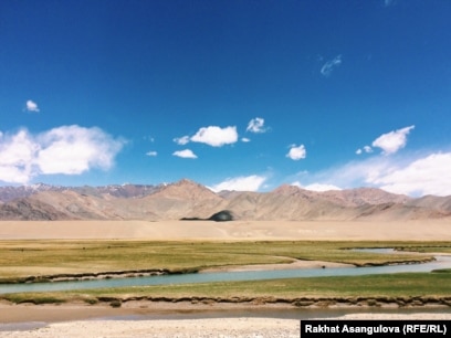 Жігіт қызға жалынып сұрайды Жетілген порнофотосуреттерді алдау