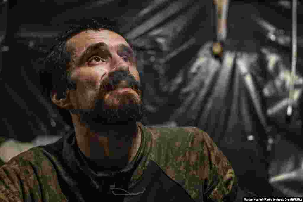 Ніби з картини Караваджо... Піхотинець із позивним «Льова» 4-ї бригади особливого призначення НГУ вийшов із бойових позицій у Білозерське під час ротації і вперше закурює цигарку. На позиціях він пробув 3 місяці