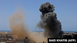 Tymi del nga një ndërtesë e bombarduar gjatë një sulmi ajror izraelit në Rafah në Rripin jugor të Gazës më 20 maj 2021.