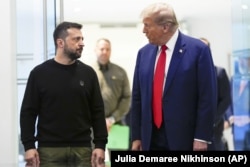 Ukrainian President Volodymyr Zelenskiy (left) and Donald Trump in New York on September 27