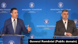 Premierul Marcel Ciolacu (d) și ministrul Finanțelor, Tanczos Barna (s). 15 ianuarie 2025.