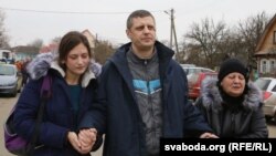 Іван Барбашынскі з маці (справа) і нявестай пасьля суду. 22 лістапада 2016 году