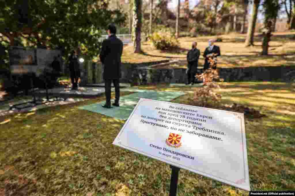 МАКЕДОНИЈА - Македонскиот претседател Стево Пендаровски денеска во дворот на Кабинетот засади дрвце, македонски даб, во спомен на жртвите од холокаустот на македонските Евреи во логорот на смртта Треблинка на 11 март 1943-тата година, а и истовремено, во негово име, а во соработка со амбасадата на Израел, дрво беше засадено и во Ерусалим, во парк шумата на мирот, Амандав, соопшти денеска Кабинетот на Претседателот.