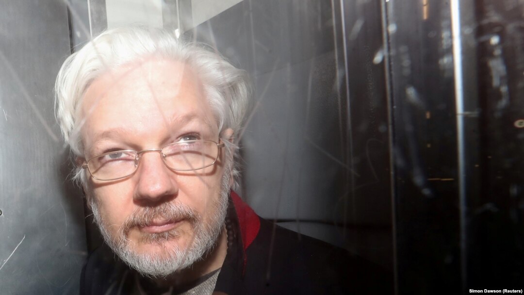 Džulijan Asanž (Julian Assange) napušta Westminster Magistrates Court u Londonu, 13. januar 2020.