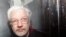 Julian Assange egy bírósági tárgyalást követően Londonban 2020. január 13-án