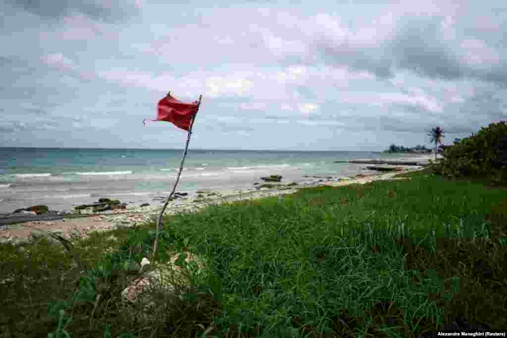 Egy piros zászlón kívül senkit és semmit nem látni ezen a kubai tengerparton nem sokkal az Elsa névre keresztelt hurrikán érkezése előtt.