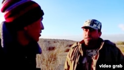 Türkmenistanyň prezidentiniň daýzasynyň adamsy tarapyndan garyndaşy Jumamyrat Rejepowdygy aýdylýan adamyň suraty. (Wideodan alnan pursat) 