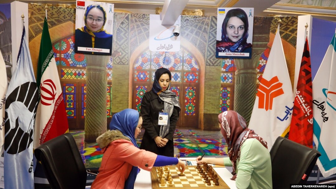 فدراسیون ایران از بهمن ۱۳۹۵ و به دلیل میزبانی رقابت‌های زنان جهان در تهران به فیده بدهکار بود.
