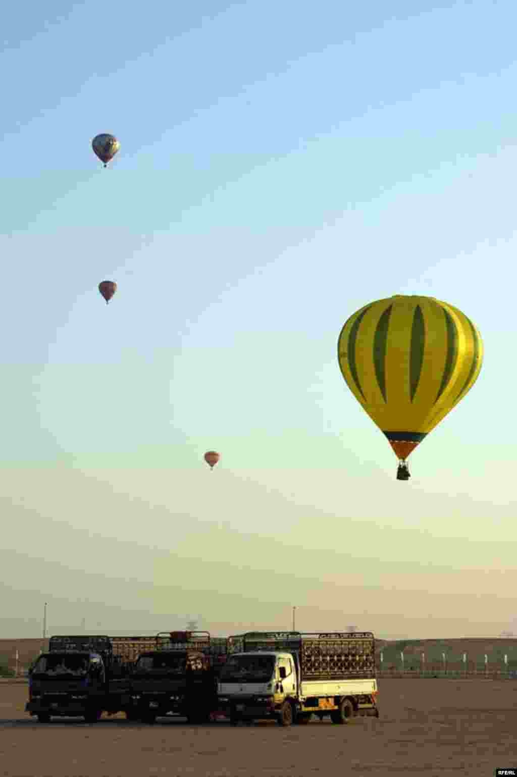 ...و جشنواره رنگ ها در آسمان صحرا به راه افتاد