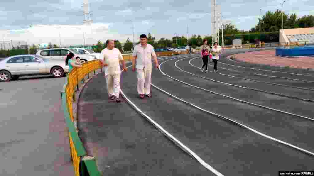 Mary welaýatyndaky stadionlaryň birinde gezelenç edip ýören adamlar we gyzlar.