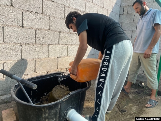 Каждое утро Ильхом заправляет биореактор топливом.