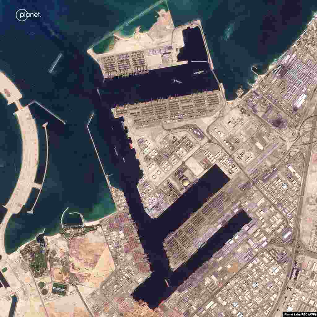 Luka Jebel Ali u Dubaiju, snimljena 26. februara i potom 1. marta, nakon što je Iran izveo napade na Ujedinjene Arapske Emirate.