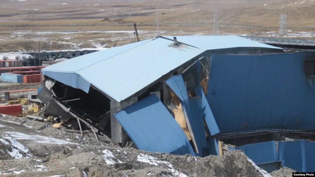 Pictures of the Kumtor mine taken in April 22013 seem to show it in a very dilapidated condition. 