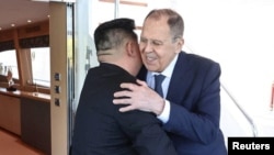 Ким Чен Ын приветствует министра иностранных дел России Сергея Лаврова. Вонсан, Северная Корея, 12 июля 2025 года