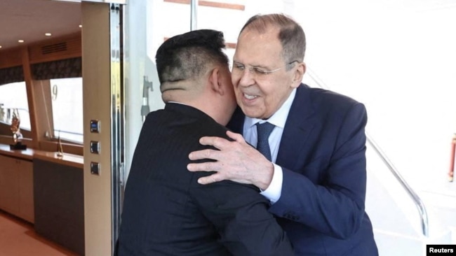 Kim Jong Un përshëndet Ministrin e Jashtëm rus Sergei Lavrov në Wonsan, Koreja e Veriut, 12 korrik 2025.