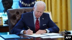 "Uredbe će popraviti štetu koju je američkom zdravstvenom sustavu počinio bivši predsjednik Donald Trump", rekao je Biden novinarima