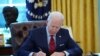  Joe Biden amerikai elnök rendeletet ír alá az Ovális Irodában, 2021. január 28.
