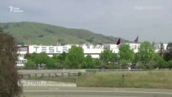 «Я готовий до арешту» – Ілон Маск відкриває завод Tesla в Каліфорнії наперекір забороні – відео