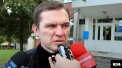 Andrzej Poczobut vorbind cu jurnaliștii, în fața judecătoriei din Hrodna. 23 septembrie 2013
