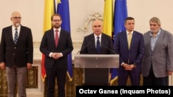 Liderii partidelor din coaliția de guvernare de la stânga la dreapta: Kelemen Hunor (UDMR), Dominic Fritz (USR), premierul Ilie Bolojan (PNL), Sorin Grindeanu (PSD) și reprezentantul minorităților, alta decât cea maghiară, Varujan Pambuccian.