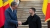 Presidenti serb, Aleksandar Vuçiq, duke u përshëndetur me presidentin ukrianas, Volodymyr Zelensky. Odesa, 11 qershor 2025. 