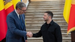Presidenti serb, Aleksandar Vuçiq, duke u përshëndetur me presidentin ukrianas, Volodymyr Zelensky. Odesa, 11 qershor 2025. 