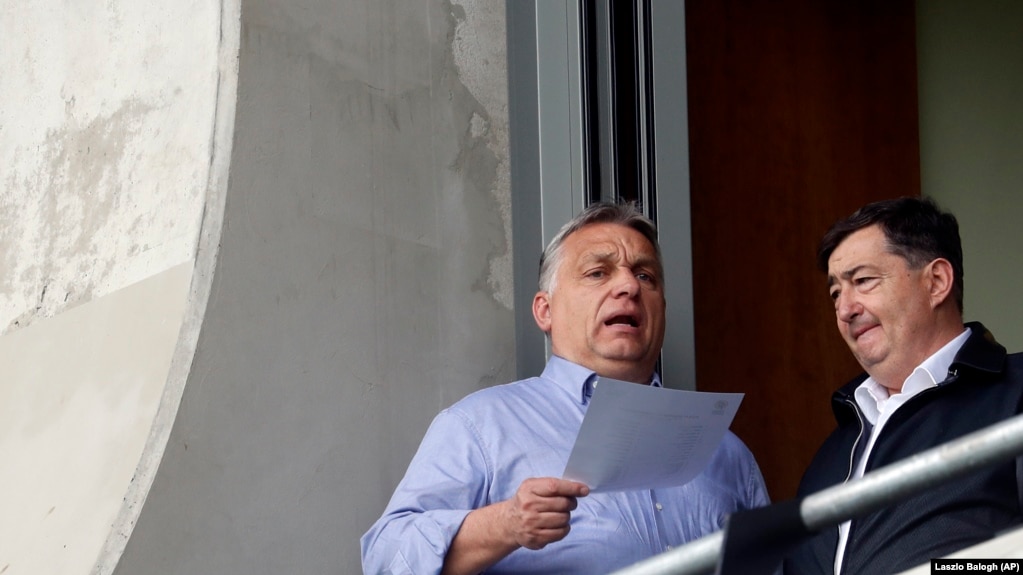 Orbán Viktor miniszterelnök Mészáros Lőrinccel beszélget a felcsúti stadionban 2019-ben