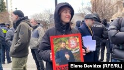 გიორგი ოკმელაშვილის მხარდამჭერები სასამართლოს ეზოში შეიკრიბნენ. 