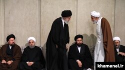 علی خامنه‌ای در حال گفت‌وگو با محمدباقر باقری کنی، برادر محمدرضا مهدوی کنی و از اعضای هیئت امنای دانشگاه امام صادق