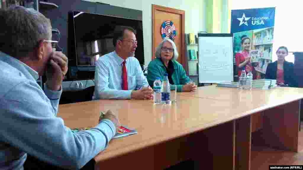 Amerikanyň Birleşen Ştatlarynyň Türkmenistandaky adatdan daşary we doly ygtyýarly ilçisi Allan Mustard we onuň aýaly Ann Mustard Türkmenabat şäherindäki Amerikan künjeginde ýaşlar bilen duşuşýar.