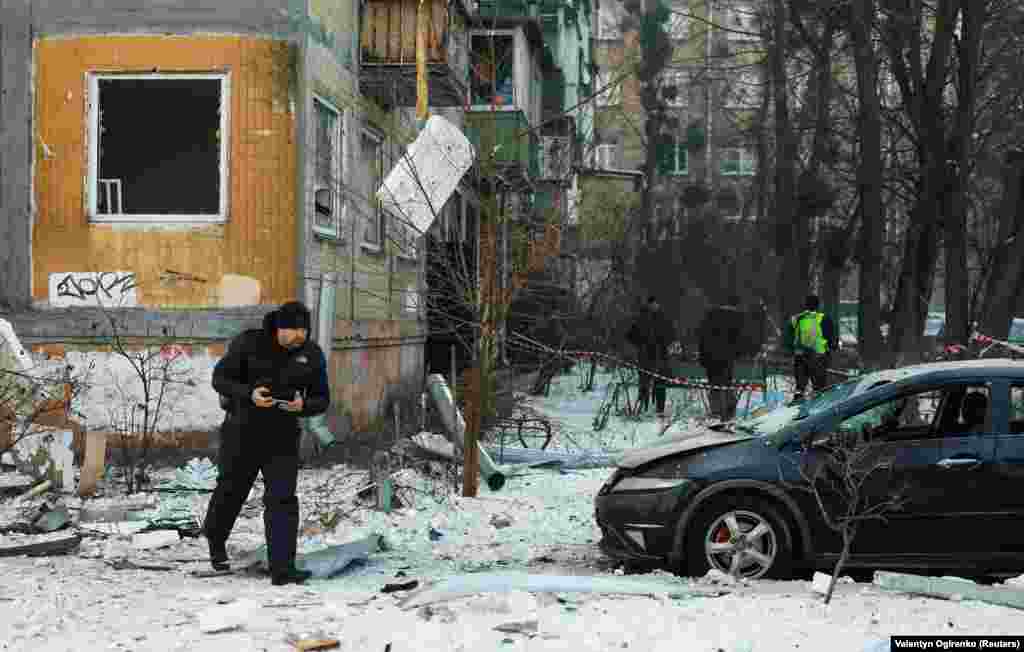 Російські військові регулярно з різних видів озброєння – ударними БпЛА, ракетами, КАБами, РСЗВ – атакують українські міста і цивільну інфраструктуру в усіх регіонах України.Українська влада і міжнародні організації кваліфікують ці удари як воєнні злочини Російської Федерації і наголошують, що вони мають цілеспрямований характер.Обстріли систем життєзабезпечення населення і закладів охорони здоров’я з метою позбавити людей електроенергії, тепла, водопостачання, зв’язку, медичної допомоги й інших необхідних умов для життя є ознакою геноцидних дій.Керівництво Росії заперечує, що російська армія під час повномасштабної війни завдає цілеспрямованих ударів по цивільній інфраструктурі міст і сіл України, убиваючи цивільне населення