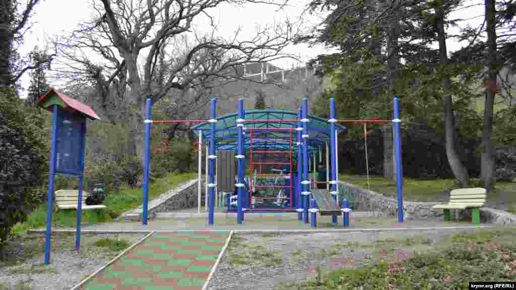 Для любителей активного отдыха в Массандровском парке установлена спортивная площадка