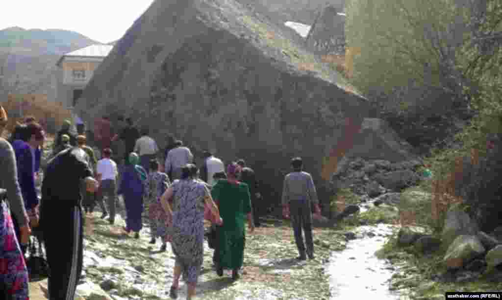 Obany ik&auml; b&ouml;l&yacute;&auml;n we &ldquo;pe&yacute;daly&rdquo; di&yacute;lip atlandyryl&yacute;an dag &ccedil;eşmesiniň suwundan her hojalyga di&yacute;en &yacute;aly suw krany &ccedil;ekilipdir. 
