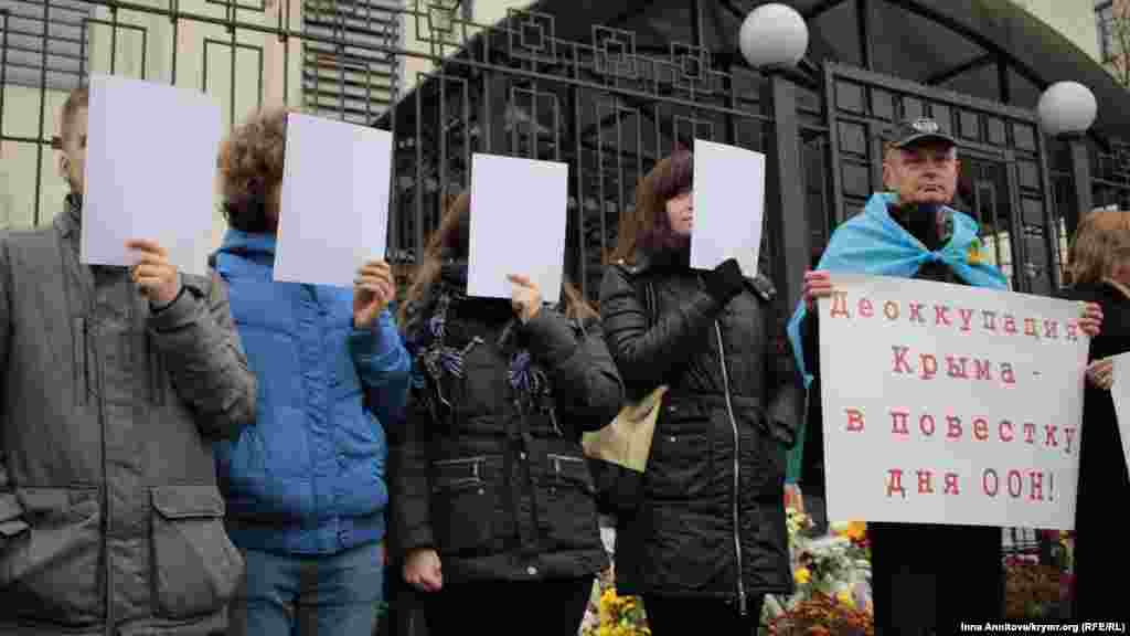 В рамках флешмоба «Полуостров страха» многие участники акции закрыли свои лица, это символизирует запугивания и угрозы в Крыму против тех, кто осмеливается проявлять непокорность и отстаивает свою свободу