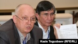 Rights activists and suporters say they will defend Kazakhstan oppositional politicians Vladimir Kozlov, left, and Zhasaral Kuanyshalin. 