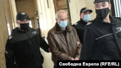 Служители на "Съдебна охрана" водят "резидента" Иван Илиев към съдебната зала в понеделник