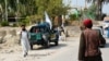 Talibanët duke inspektuar zonën afër shpërthimit në Jalabad. 18 shtator 2021.