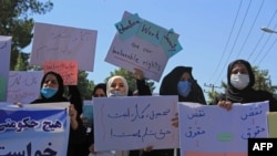 آرشیف، تظاهرات شماری از زنان در هرات و اعتراض‌شان به آن‌چه از سوی طالبان از آن محروم شده‌اند.
