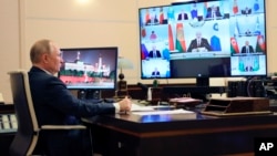 Președintele rus Vladimir Putin, la summitul virtual al liderilor din CSI, la reședința sa din Novo-Ogariovo, 15 octombrie 2021.