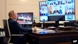 Уладзімір Пуцін падчас онлайн-саміту ЭАЭС слухае прамову Лукашэнкі