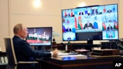 Президент Росії Володимир Путін через екран телевізора бере участь у саміті глав держав СНД, 15 жовтня 2021 року