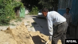 Алматыдағы жекеменшік үйлердің бірінде жұмыс істеп жатқан өзбек мигранты. қыркүйек, 2008 жыл.