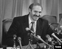 Аляксандар Лукашэнка пастля абраньня прэзыдэнтам. Менск, 1 лістапада 1994