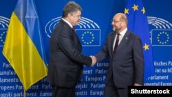 Президент України Петро Порошенко (ліворуч) і тодішній президент Європарламенту Мартін Шульц. Брюссель, 17 березня 2016 року