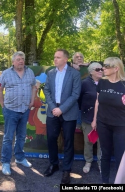 Депутат Ліам Квейд під час зустрічі з українськими біженцями, які проживають у комплексі