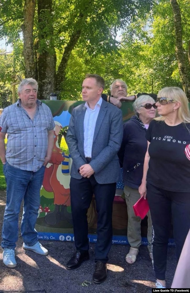 Депутат Ліам Квейд під час зустрічі з українськими біженцями, які проживають у комплексі