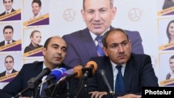 Armenia - Nikol Pashinian (R) and Edmon Marukian, leaders of the opposition Yelk alliance, hold a news conference in Yerevan, 8May2017.