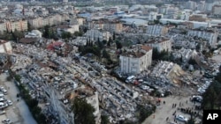მიწისძვრით დანგრეული სახლები თურქეთის ქალაქ ჰათაის ცენტრში