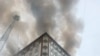 Pompierii au intervenit pentru a stinge incendiul izbucnit la etajul superior al unui bloc locativ din Durlești, suburbia Chișinăului, pe 16 mai 2025.
